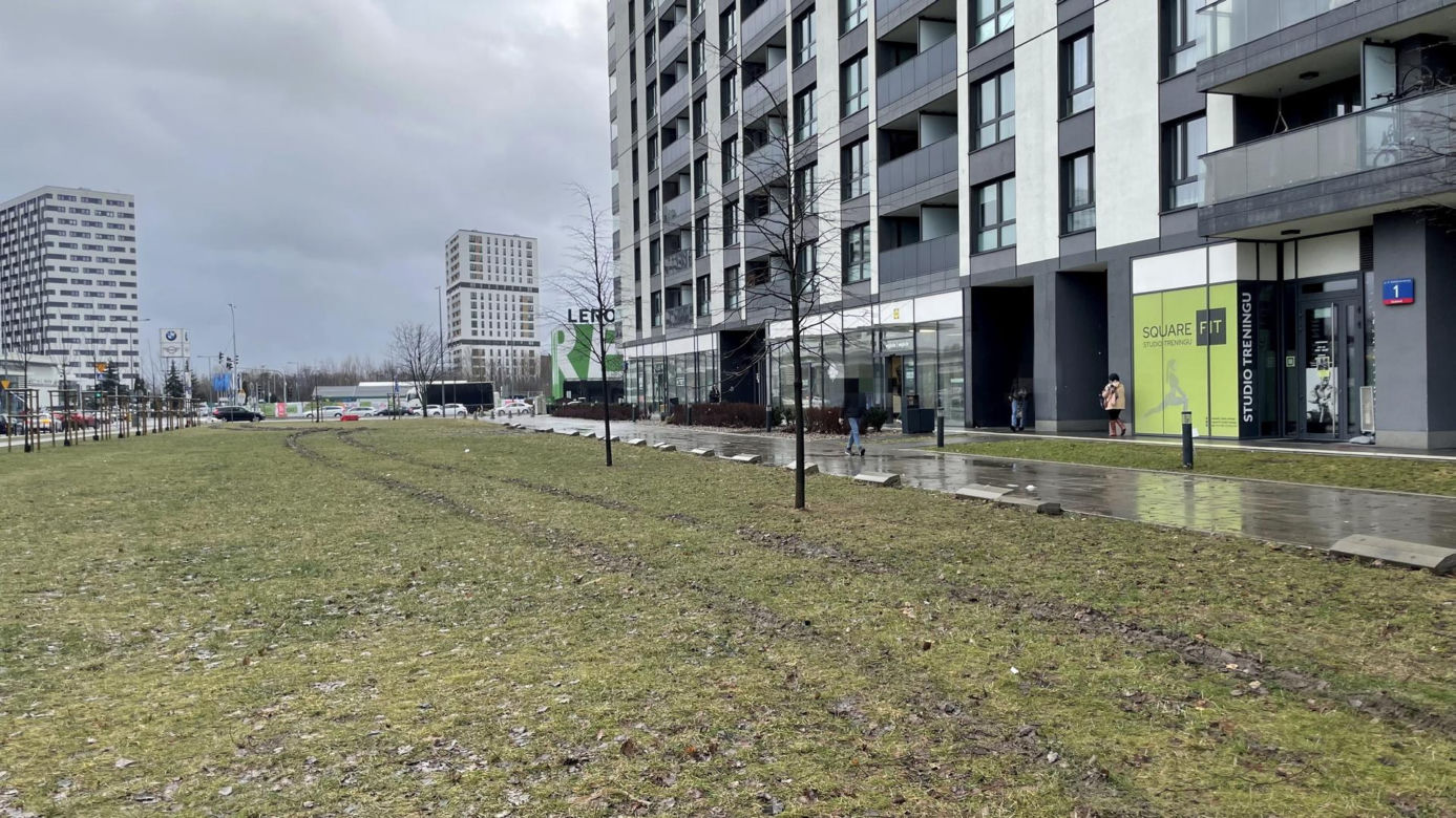 Karetka zakopała się w grząskim trawniku bo na drodze pożarowej stoją słupki 