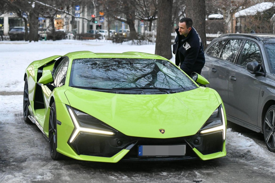 Klaudia Halejcio, mąż jej otworzył auto za całusa