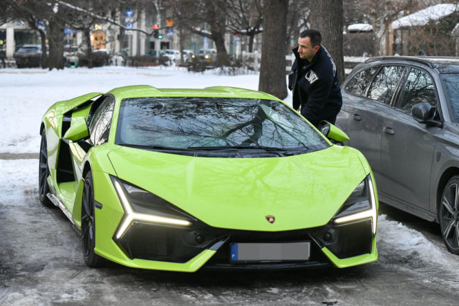 Klaudia Halejcio, mąż jej otworzył auto za całusa