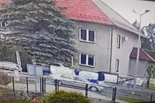 86-latek zmiótł dziecko z pasów. Wstrząsające nagranie trafiło do sieci