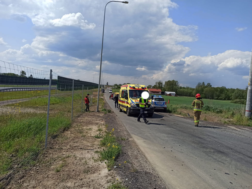 Tragiczny wypadek w okolicy Pruszcza - młody kierowca zginął na miejscu, a jego narzeczona walczy o życie w szpitalu