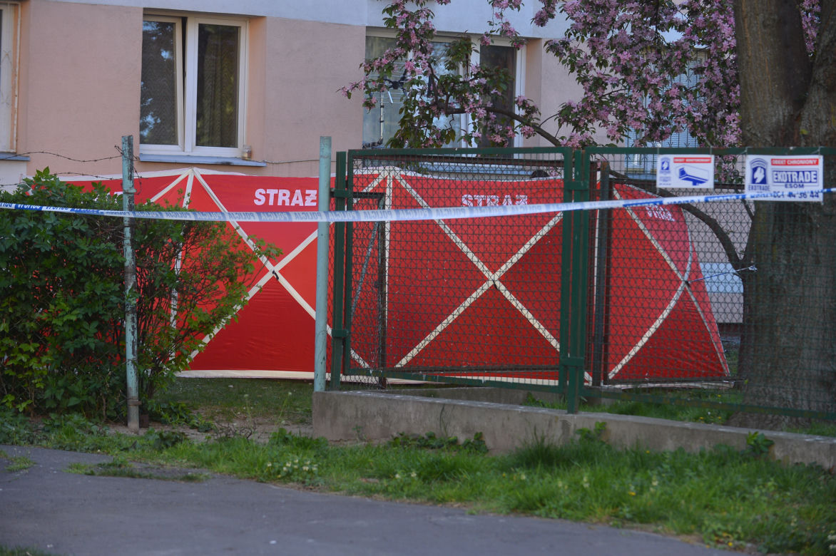 Wypadł z narkotykami z ostatniego piętra