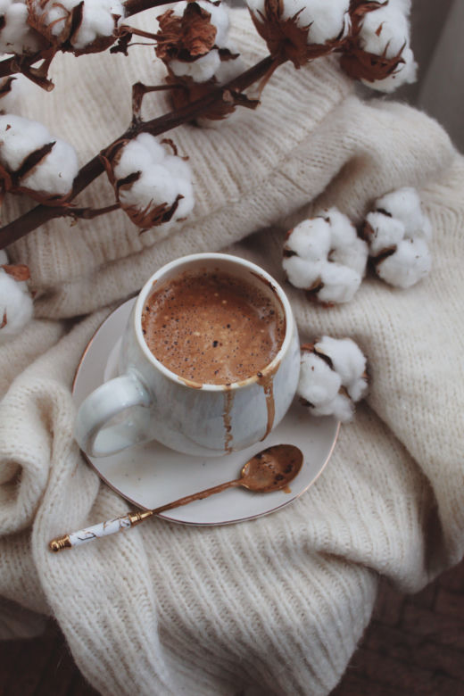 Hygge na święta. Jak świątecznie urządzić salon w stylu hygge? Oto nasze inspiracje