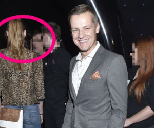 Marcin Mroczek z tajemniczą kobietą na premierze filmu Ziarno prawdy