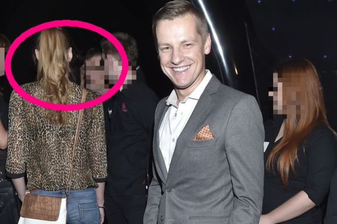 Marcin Mroczek z tajemniczą kobietą na premierze filmu Ziarno prawdy