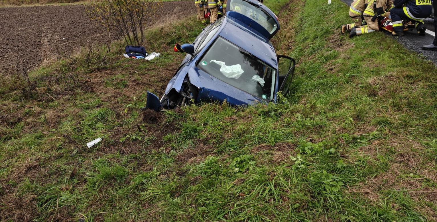 Volkswagen z trójką nastolatków roztrzaskał się na Powiślu Dąbrowskim. Dwie osoby były nietrzeźwe