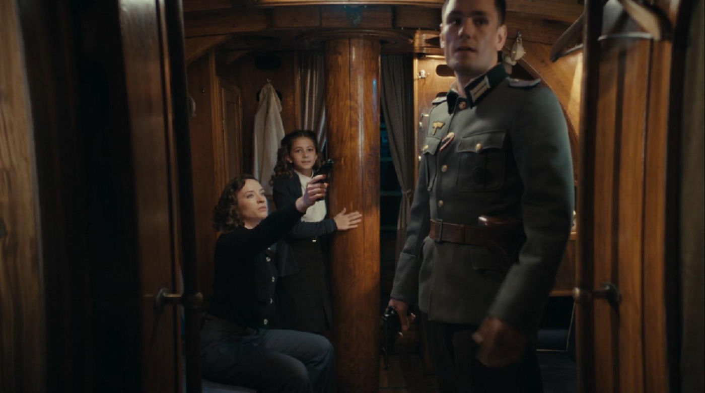 Zatoka szpiegów 2, odcinek 14. Eva (Sonia Mietielica), Jadzia (Ninel Kos), Franz (Bartosz Gelner)