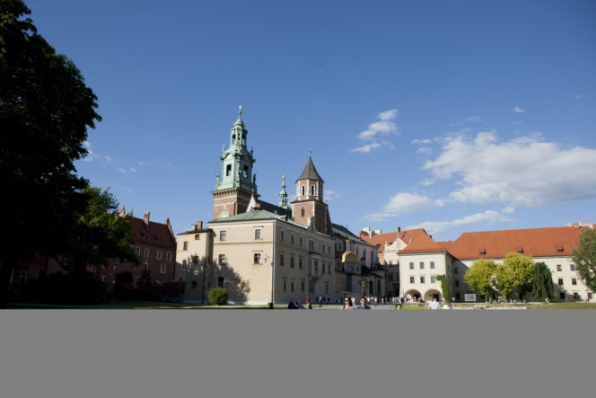 Policyjnym śmigłowcem na grób brata