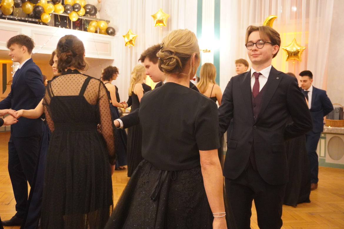 Polonez na Studniówce 2025 w II LO w Poznaniu