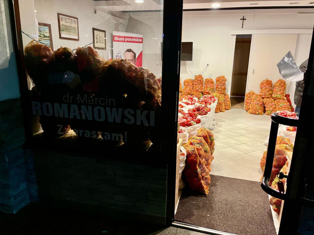 Romanowski wspiera rolnika. Zaprasza do poselskiego biura po paprykę