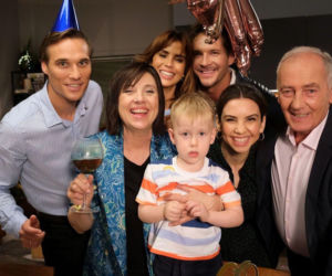 M jak miłość 1900. Aneta (Ilona Janyst), Iwona (Hanna Śleszyńska), Borysek (Tymon Szkopek), Olek (Maurycy Popiel), Jerzy Argasiński (Karol Strasburger), Kama (Michalina Sosna), Marcin (Mikołaj Roznerski)