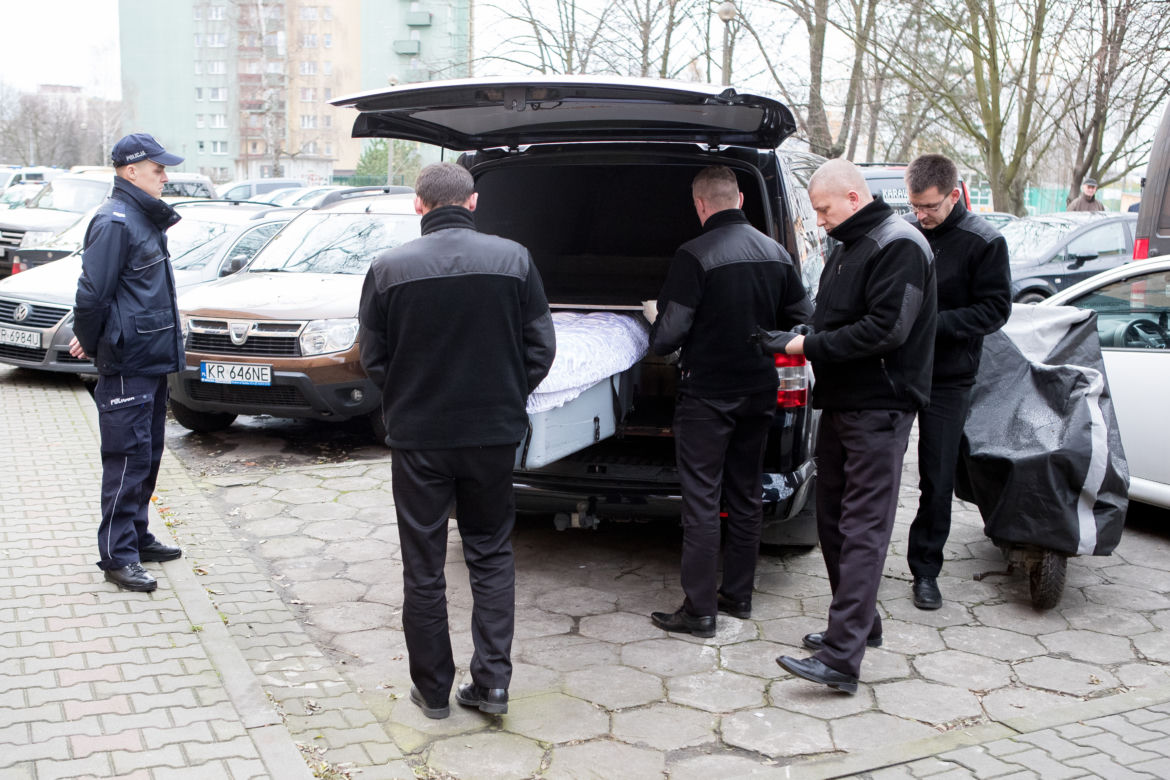 Kraków. Zwłoki matki i noworodka znalezione w piwnicy