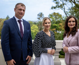 Marta Nawrocka w modnych groszkach powitała bizneswoman z USA. Wśród nich Alicja Bachleda-Curuś