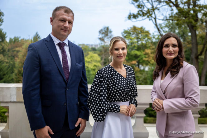 Marta Nawrocka w modnych groszkach powitała bizneswoman z USA. Wśród nich Alicja Bachleda-Curuś