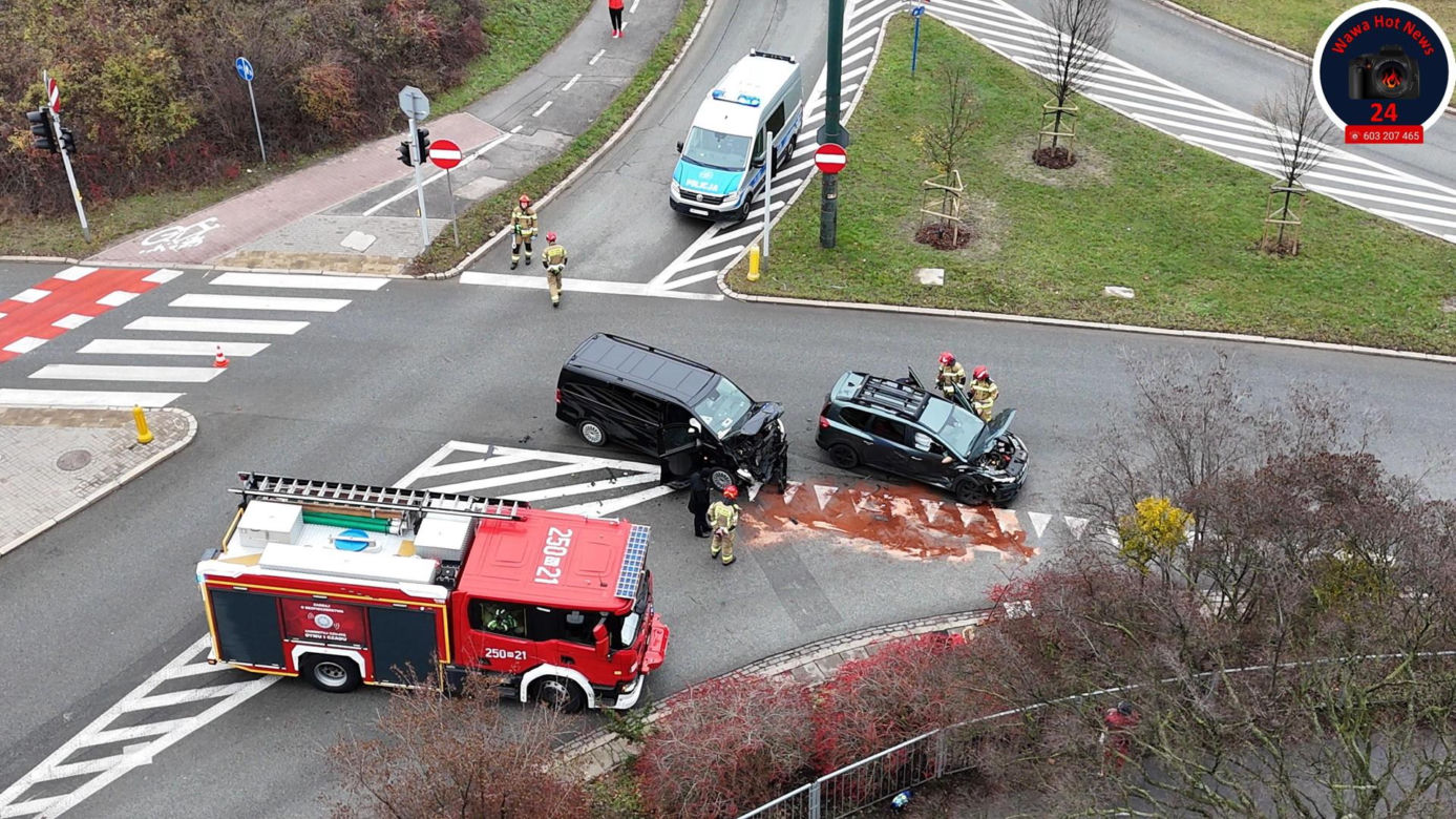 Wypadek karawanu wiozącego trumnę z ciałem. Szok w Warszawie