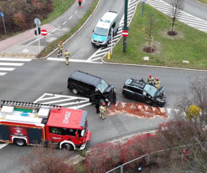 Wypadek karawanu wiozącego trumnę z ciałem. Szok w Warszawie