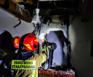 Nocny pożar domu jednorodzinnego! Trudna akcja gaśnicza w powiecie świeckim [ZDJĘCIA]
