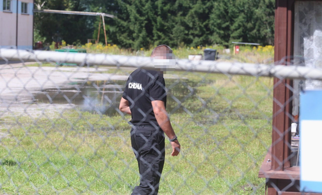 Przez lata znęcał się nad pracownikami. Teraz zamknął się w fabryce