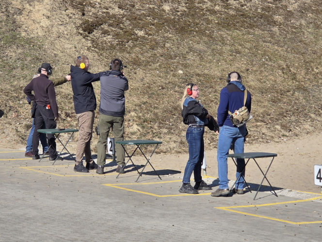 Huk strzałów i tłumy na strzelnicy. Piknik Strzelecki przyciągnął mieszkańców