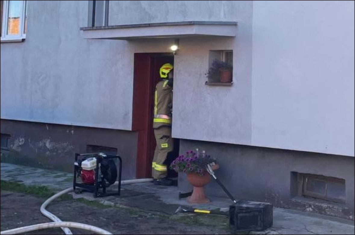 Pożar i kłęby dymu w budynku. Strażacy wynieśli dwie butle z gazem! [ZDJĘCIA]
