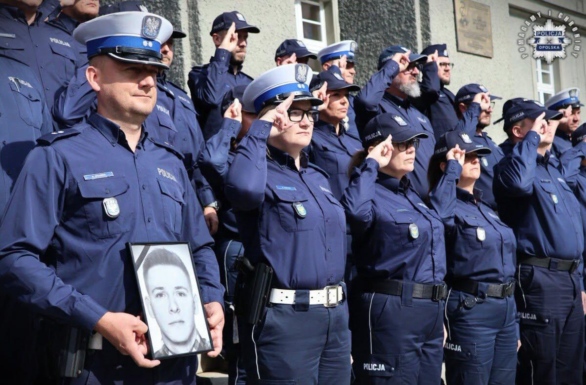 Pogrzeb zastrzelonego policjanta Natana Sieronia. Dźwięk syren było słychać w całej Polsce. Trudno powstrzymać emocje