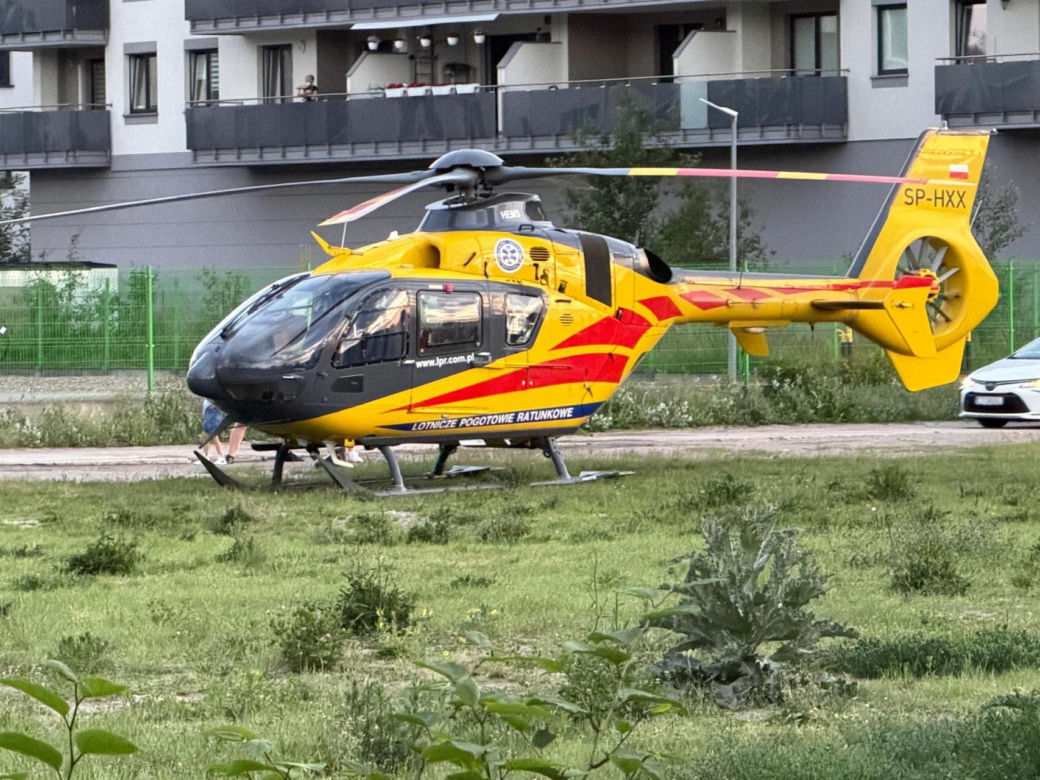 Tragiczny wypadek w Ząbkach. Nie żyje jeden z mężczyzn podróżujących Audi