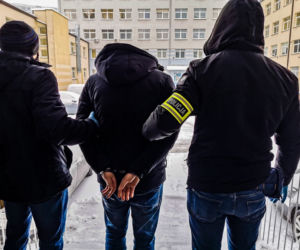 Białystok. Sąsiedzi zwołali się na klatce schodowej i ZŁAPALI 27-latka na gorącym uczynku