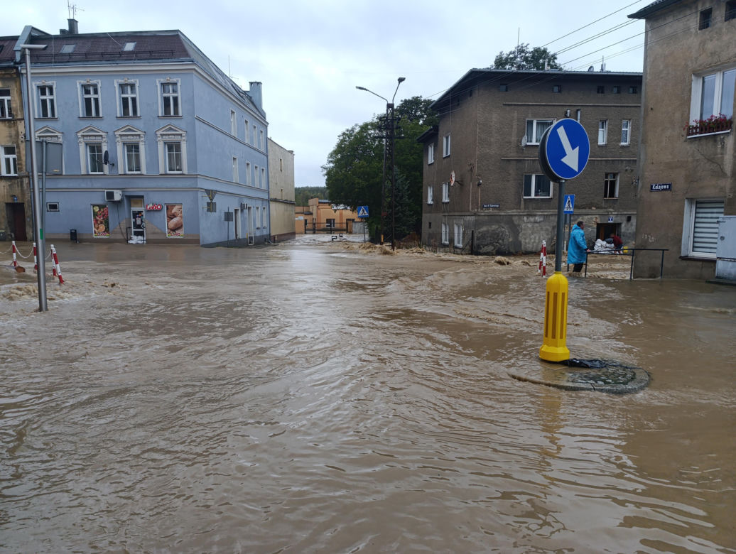 Zagrożenie powodziowe. Głuchołazy. Woda przelała się przez wały. Zalewa miasto
