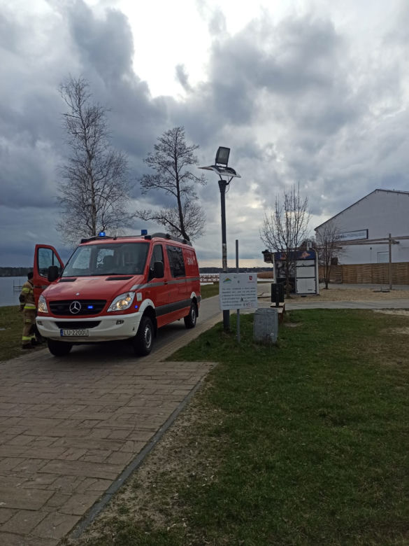 Brunatna plama na jeziorze Białym