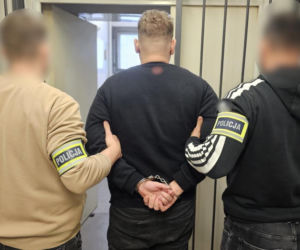 Rzucił się z nożem na byłego partnera swojej dziewczyny.  Zadał mu kilka ciosów w klatkę piersiową