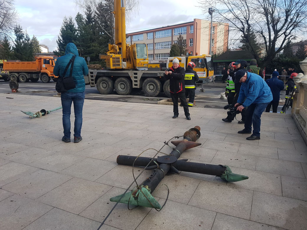 Akcja strażaków z rzeszowskiej Specjalistycznej Grupy Ratownictwa Wysokościowego na 62-metrowej wieży kościoła Salezjanów w Przemyślu