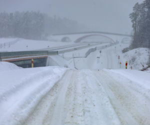 Ostróda w centrum śnieżycy. Burmistrz nocą ratował ludzi. Kierowcy nocowali w urzędzie
