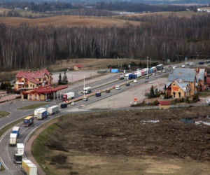 Wielki transport z cudzoziemcami przekroczył granicę. Pojechali w kierunku Litwy [ZDJĘCIA]