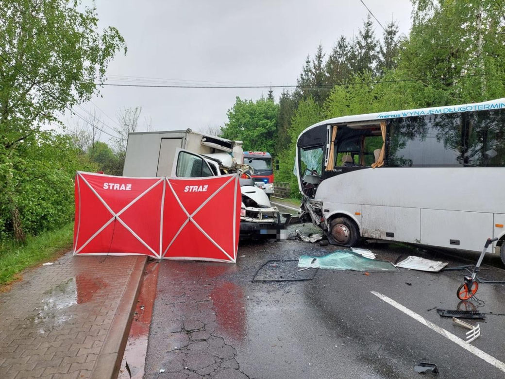 Wypadek śmiertelny pod Krakowem. Autokar zderzył się z dostawczakiem