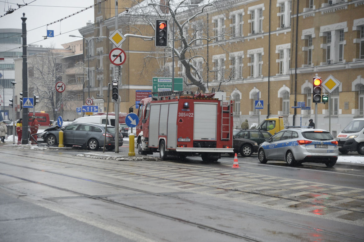 Warszawa. Wypadek na skrzyżowaniu ulic: alei Solidarności i ulicy Jagielońskiej.