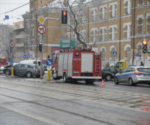 Warszawa. Wypadek na skrzyżowaniu ulic: alei Solidarności i ulicy Jagielońskiej.