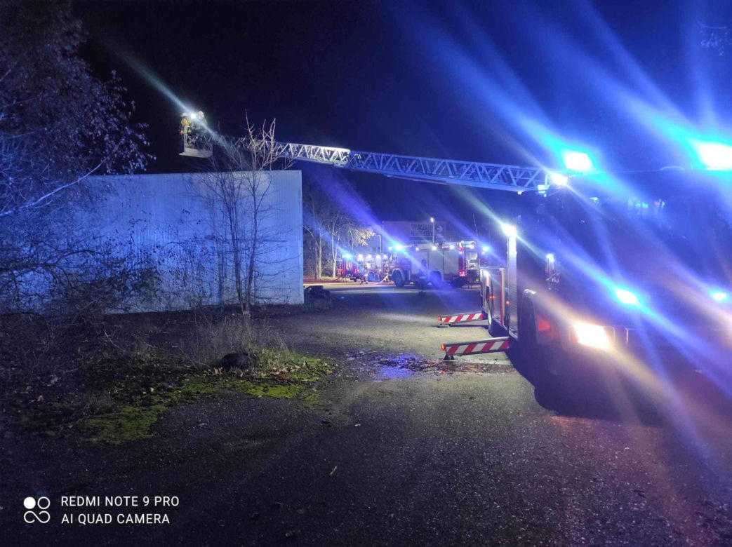 Wielkopolskie/ 12 zastępów straży gasiło pożar hali magazynowej w Obornikach