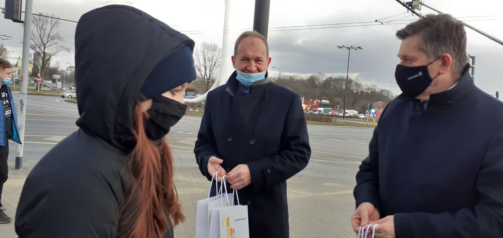 Kobiety dostawały róże zamiast mandatów