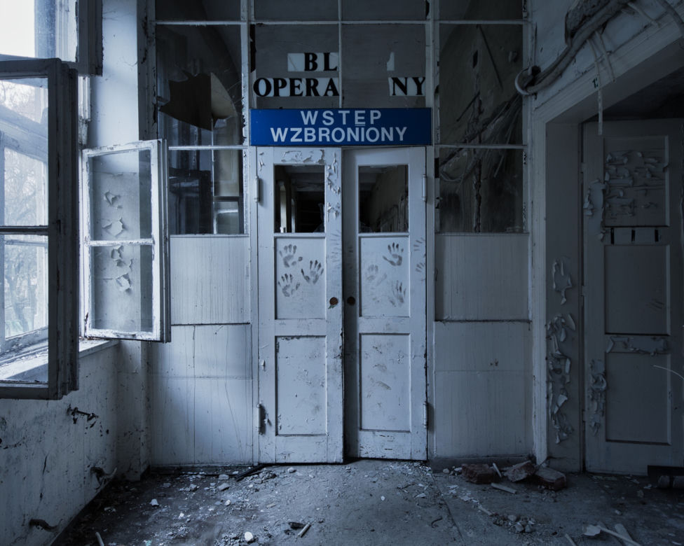 Opuszczony szpital wojskowy na Podkarpaciu. Sceneria jak z horroru [ZDJĘCIA]