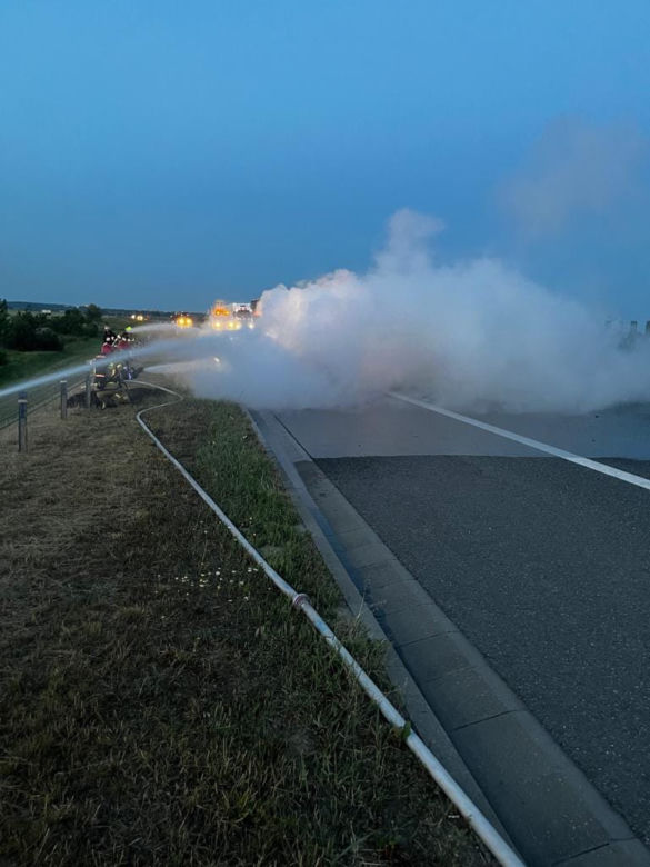 Samochód elektryczny w ogniu na trasie S5. Dogaszanie trwało kilka godzin [ZDJĘCIA]