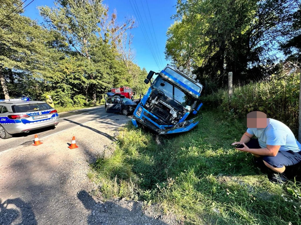 Koszmarna czołówka pod Górą Kalwarią. Kierujący toyotą gruchnął czołowo z rozpędzoną cysternę z betonem. Zginął na miejscu