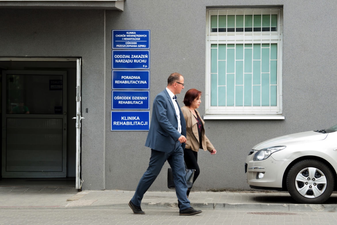 Pani Basia przy łóżku prezesa