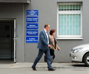 Pani Basia przy łóżku prezesa