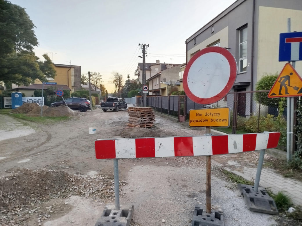 Kończy się remont, a właściwie budowa z kostki ulicy Fabrycznej w Siedlcach