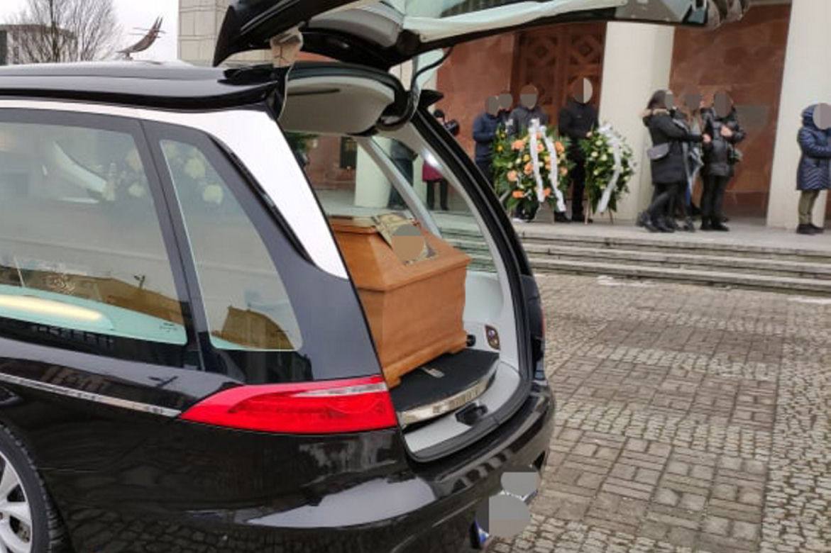 Zaszlachtował żonę i rzucił się z balkonu. Dziś wspólne pożegnanie Agnieszki i Roberta