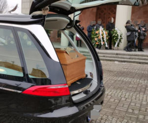 Zaszlachtował żonę i rzucił się z balkonu. Dziś wspólne pożegnanie Agnieszki i Roberta