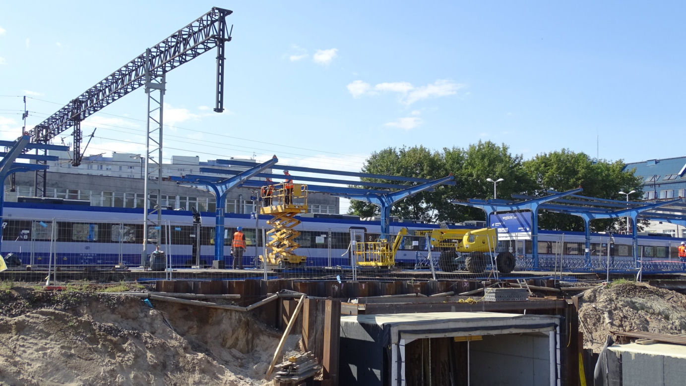 Tak zmienia się stacja PKP Olsztyn Główny. Rośnie konstrukcja nowego peronu, przybywa nowych torów [ZDJĘCIA]