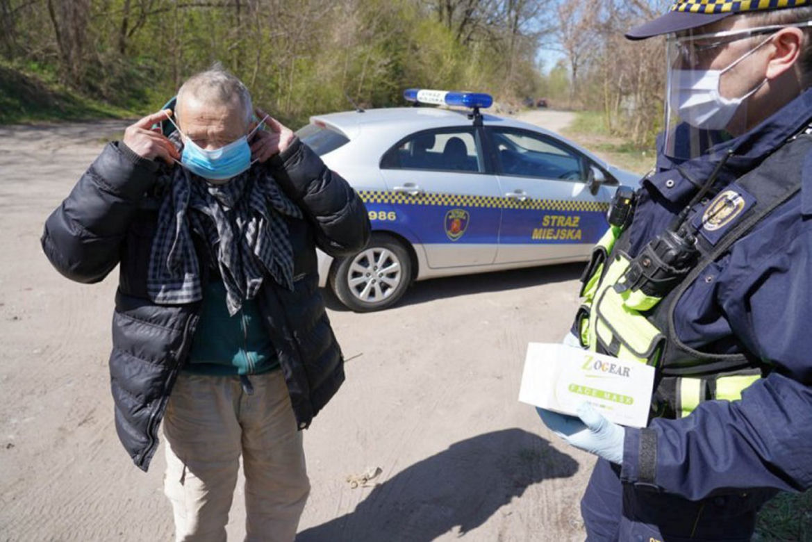 Strażnicy miejscy rozdali maseczki bezdomnym