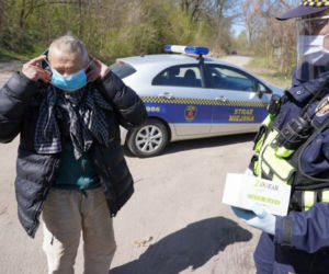 Strażnicy miejscy rozdali maseczki bezdomnym