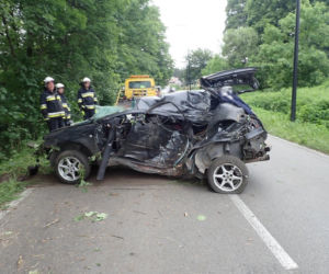 Roztrzaskane Audi A3. Dwie osoby jadące autem w ciężkim stanie